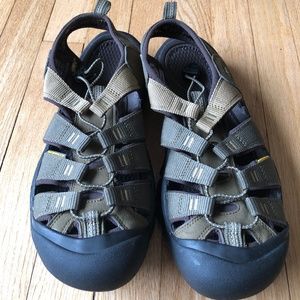 New Without Tags Mens 10.5 Olive Green Keen Sandals